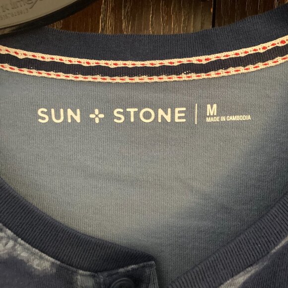 🌌 NEW Men’s Sun + Stone Twilight Navy Floral Henley Size M - Picture 2 of 3
